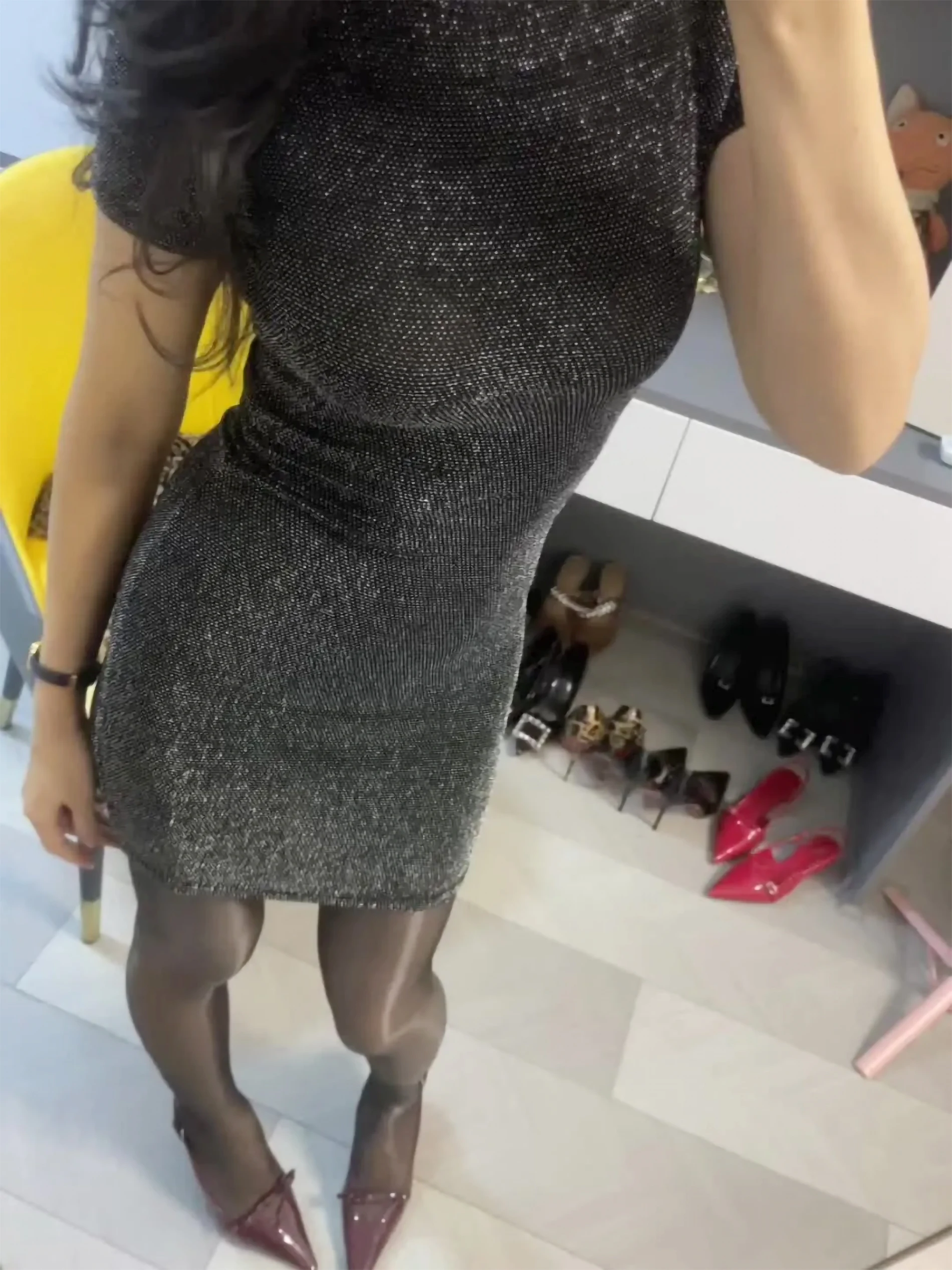 黑丝细高跟搭配修身裙