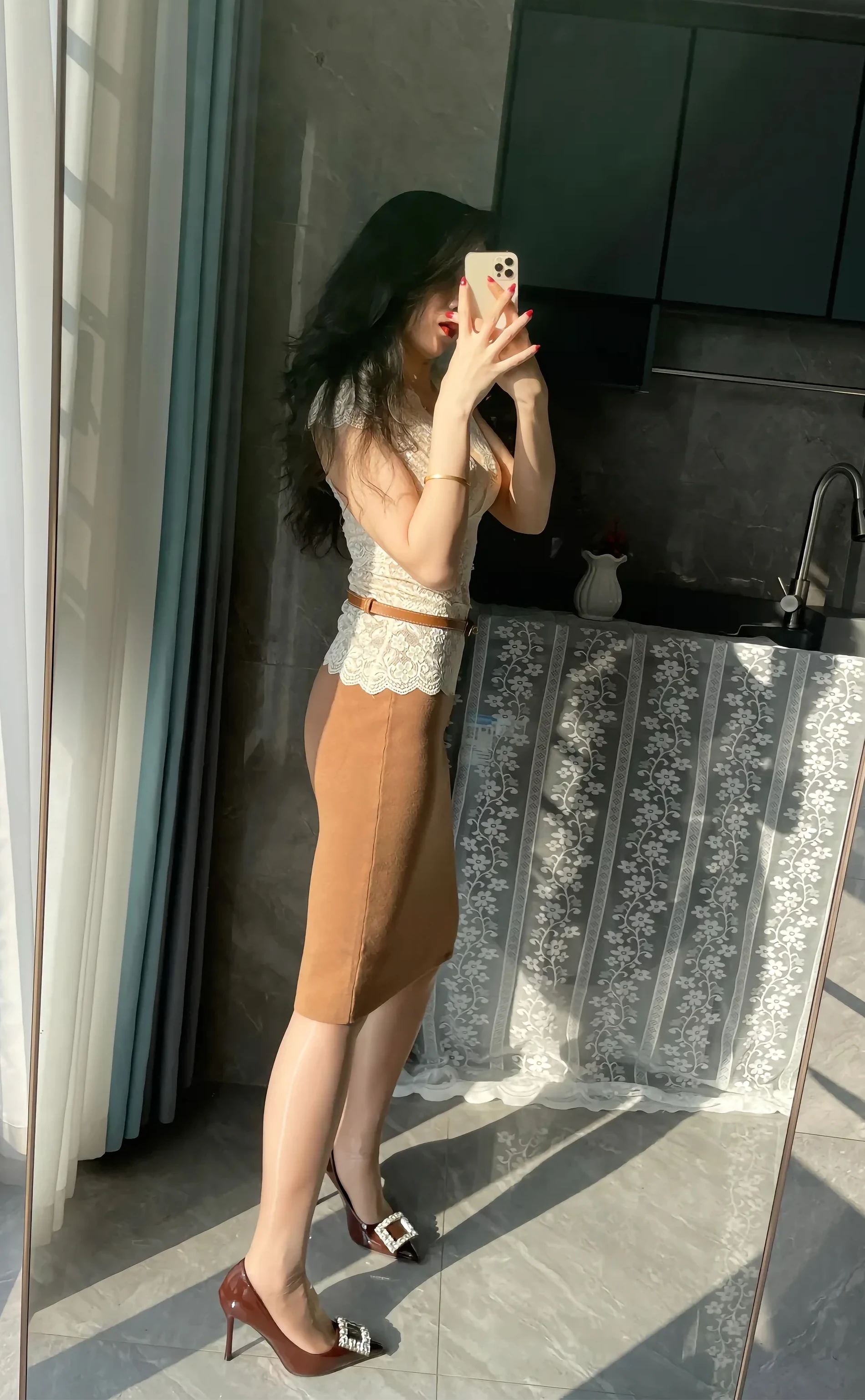 轻熟风居家对镜拍性感穿搭